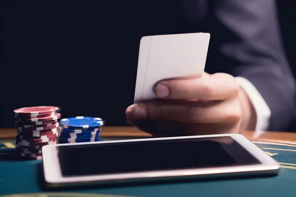 Một cô gái trẻ thư giãn với điện thoại trong khi các biểu tượng casino xuất hiện xung quanh, thể hiện trải nghiệm mượt mà của ứng dụng 68WIN.