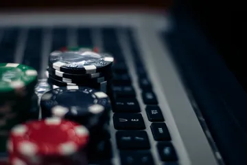 Một cô gái vui vẻ sử dụng điện thoại thông minh trong khung cảnh rực rỡ, cho thấy ứng dụng 68WIN phù hợp với nhịp sống hằng ngày.