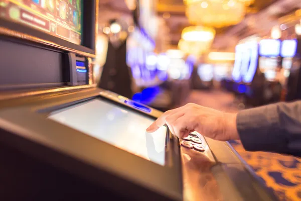 Một người đàn ông tập trung trước màn hình với các thông tin trò chơi ở nền sau, nhấn mạnh các tính năng giải trí nổi bật trên ứng dụng 68WIN.