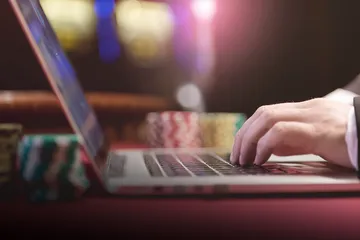 Một dealer chuyên nghiệp chào đón người chơi tại bàn roulette, gợi lên cảm giác casino trực tiếp chân thực trên 68WIN.
