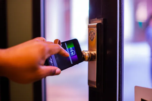 Một cô gái mỉm cười khi chơi game trên laptop với các biểu tượng casino xung quanh, thể hiện bộ sưu tập trò chơi đa dạng của 68WIN.