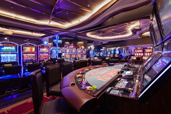 Vòng roulette phát sáng với chip đổ xuống, tượng trưng cho các trò chơi live và instant win trên 68WIN.