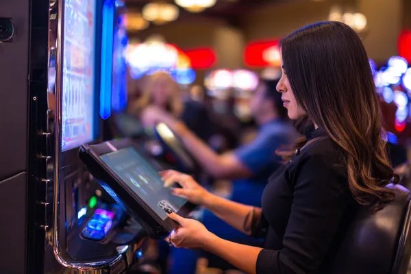 Khoảnh khắc ba số bảy xuất hiện trên cuộn slot cùng các đồng xu vàng, tượng trưng cho những chiến thắng lớn.