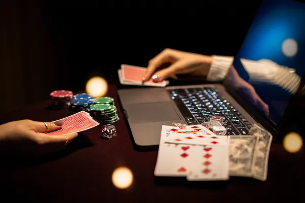 Một người chơi sử dụng điện thoại trong khung cảnh sôi động, thể hiện khả năng truy cập di động linh hoạt của 68WIN.