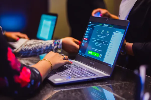 Một dealer tự tin giữa các chip casino mời người chơi truy cập tài khoản 68WIN, thể hiện quy trình đăng nhập nhanh chóng.